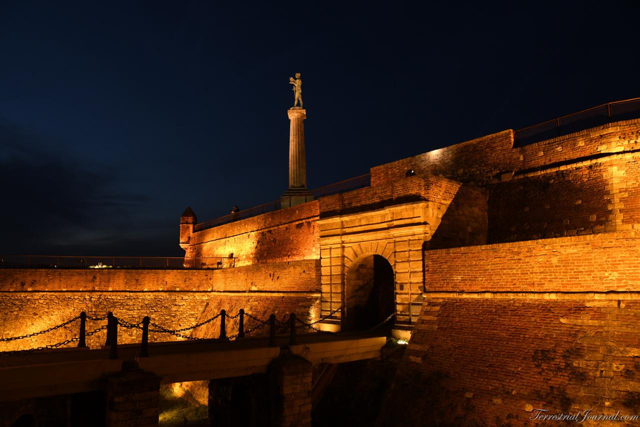 King's Gate and the Victor (Pobednik) monument in the evening